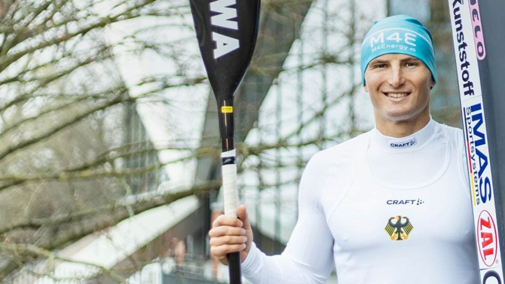 Dreifacher Olympia-Gold-Kanute Tom Liebscher-Lucz vor seinem Trainingszentrum in Dresden.
