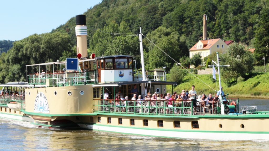 Auf der Fahrt von Dresden nach Meißen mit dem Schaufelraddampfer Stadt Wehlen.