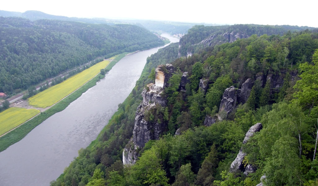 Sandsteinfelsen bei Pirna, mit der Elbe im Hintergrund.