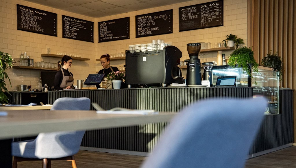 Modernes Café in Dresden beim Frühstück im Alma Daily Brunch mit Blick auf Theke, Barista und Speisekarte