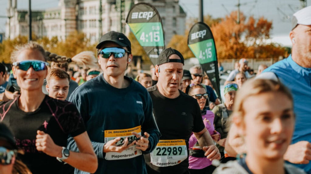 Läuferinnen und Läufer des Dresden-Marathons laufen gemeinsam die Strecke.