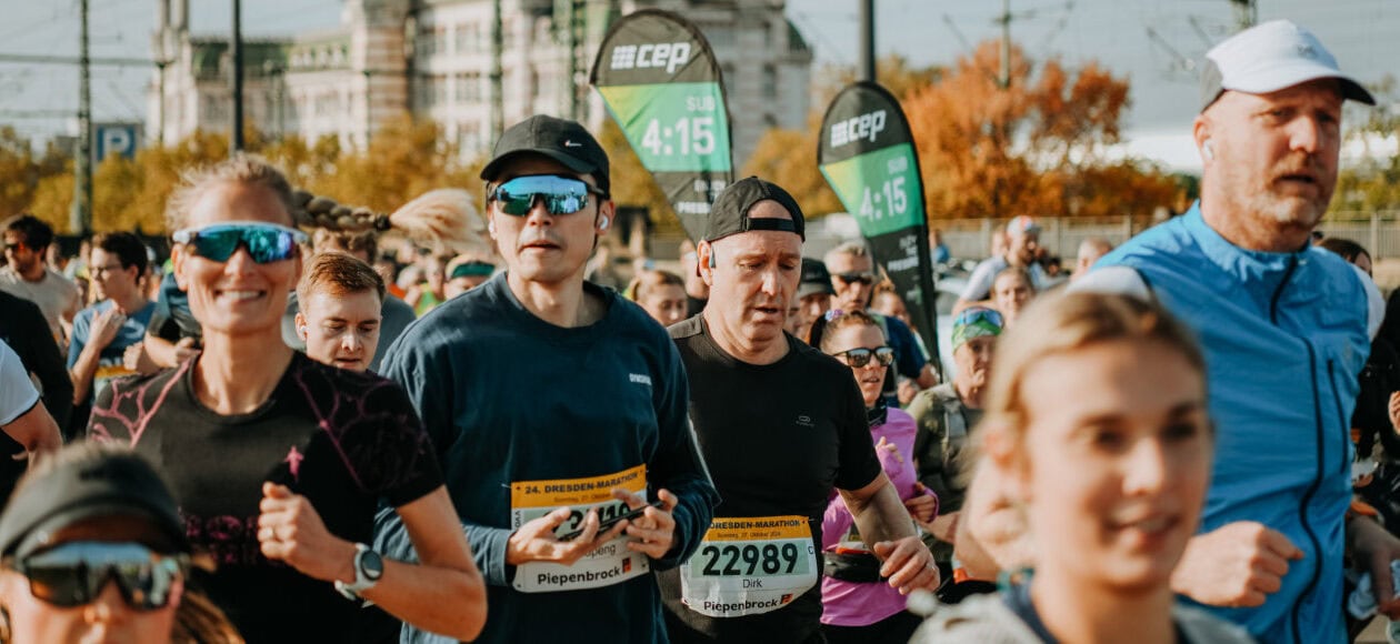 Läuferinnen und Läufer des Dresden-Marathons laufen gemeinsam die Strecke.