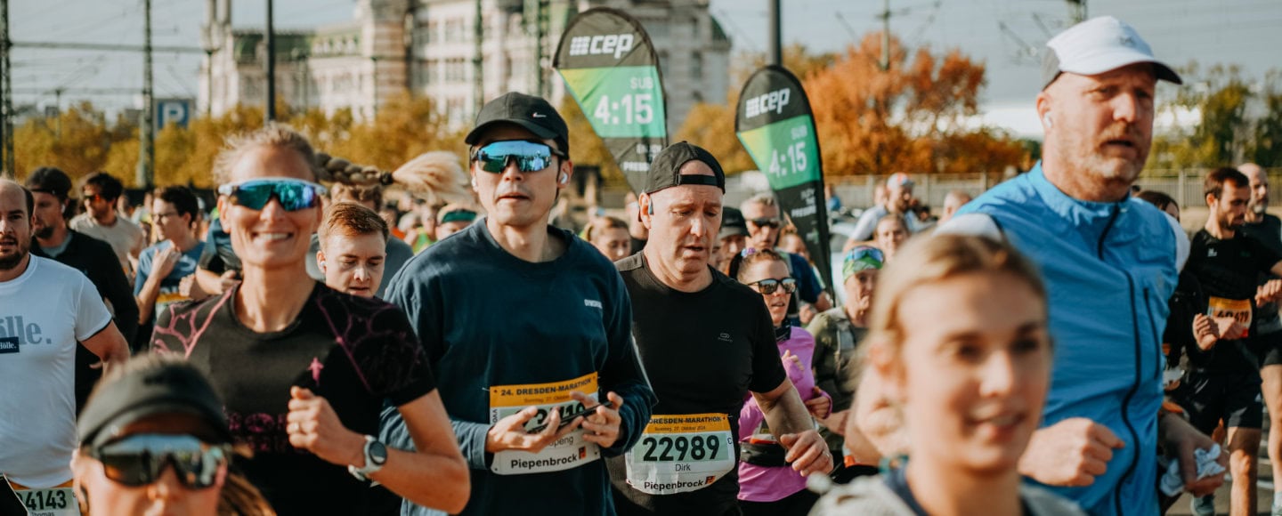 Läuferinnen und Läufer des Dresden-Marathons laufen gemeinsam die Strecke.
