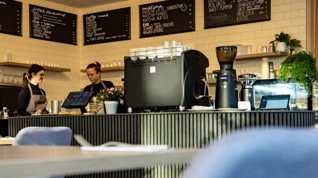 Modernes Frühstückscafé Alma in Dresden mit Barista-Theke, Kaffeemaschine und Frühstücksangebote