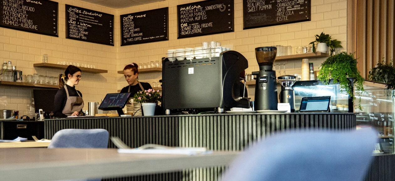 Modernes Frühstückscafé Alma in Dresden mit Barista-Theke, Kaffeemaschine und Frühstücksangebote
