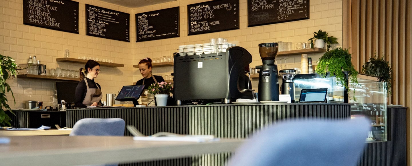 Modernes Frühstückscafé Alma in Dresden mit Barista-Theke, Kaffeemaschine und Frühstücksangebote