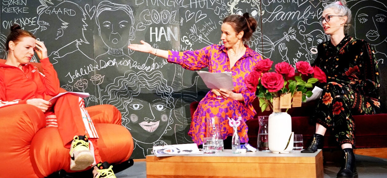 Schauspieleinnen des Theaterkollektivs sitzen auf der Bühne.