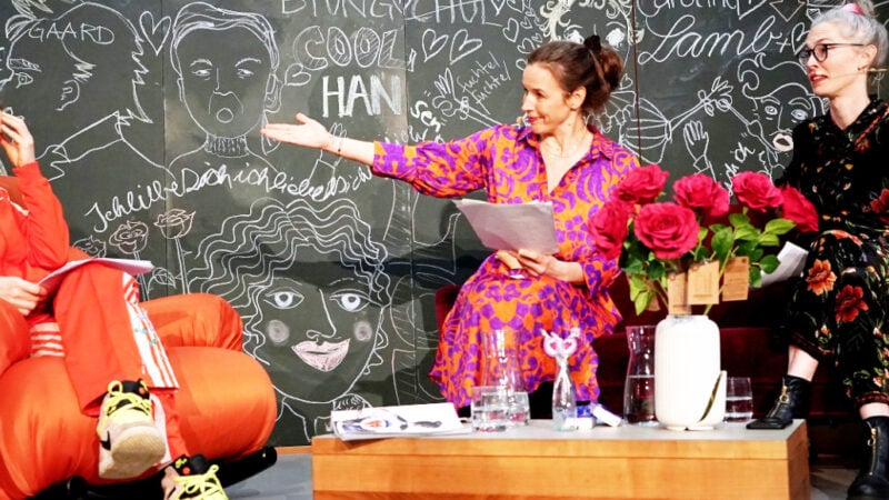 Schauspieleinnen des Theaterkollektivs sitzen auf der Bühne.
