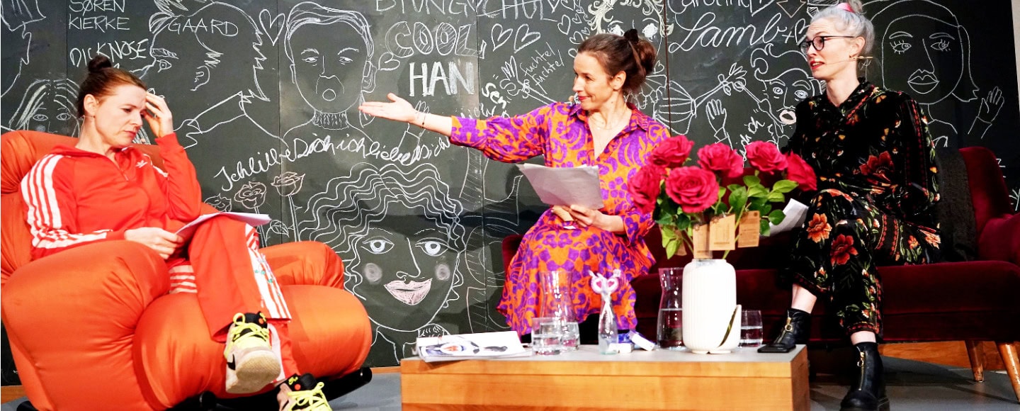 Schauspieleinnen des Theaterkollektivs sitzen auf der Bühne.