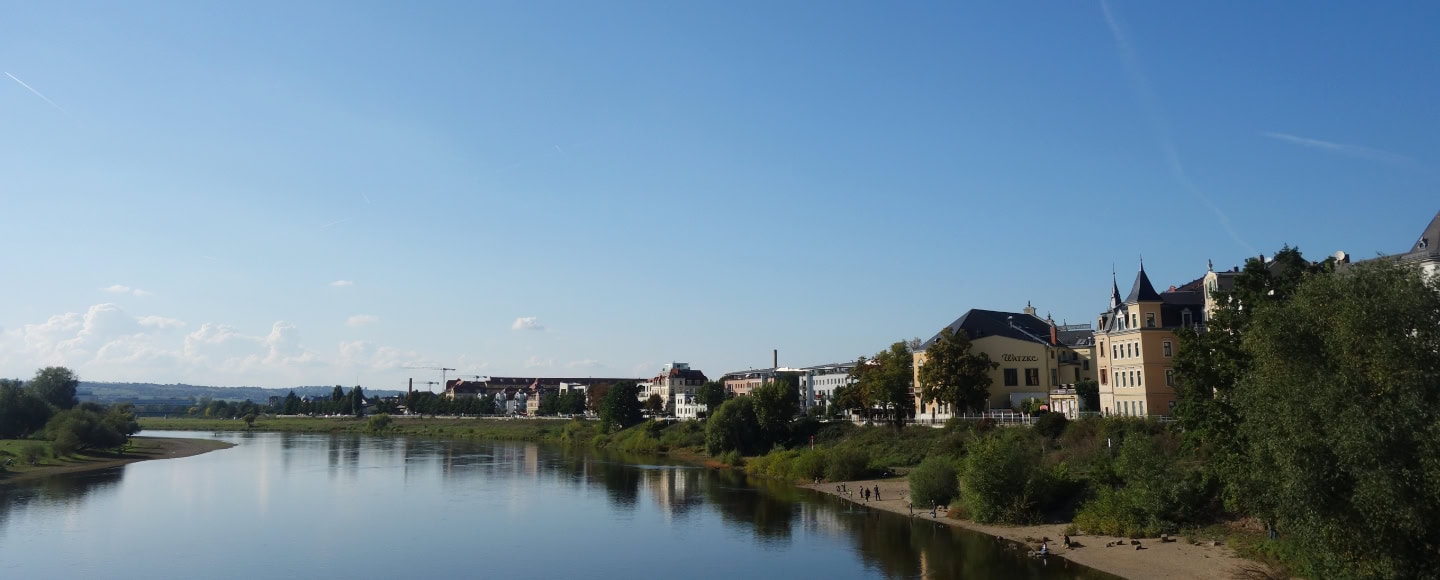 Blick von der Brücke über der Elbe auf das historische Pieschen