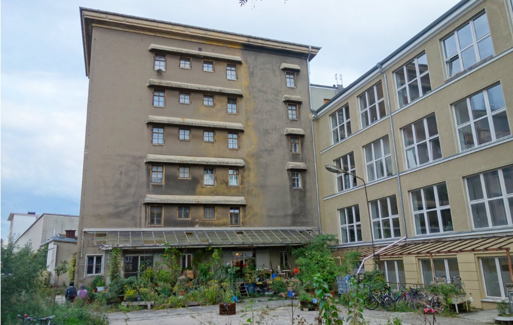 Blick auf das alte Fabrikgebäude des heutigen Zentralwerks. 
