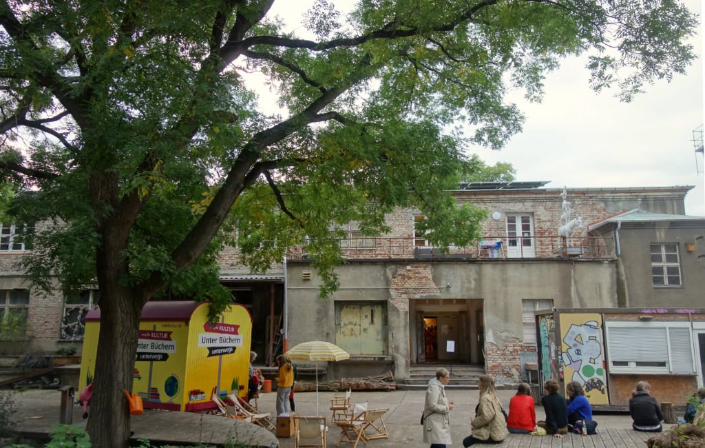 Blick auf das alte Fabrikgebäude des Zentralwerkes mit Baum davor.
