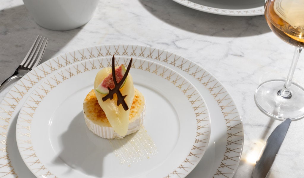 Dessert auf weißem Porzellanteller mit goldener Verzierung