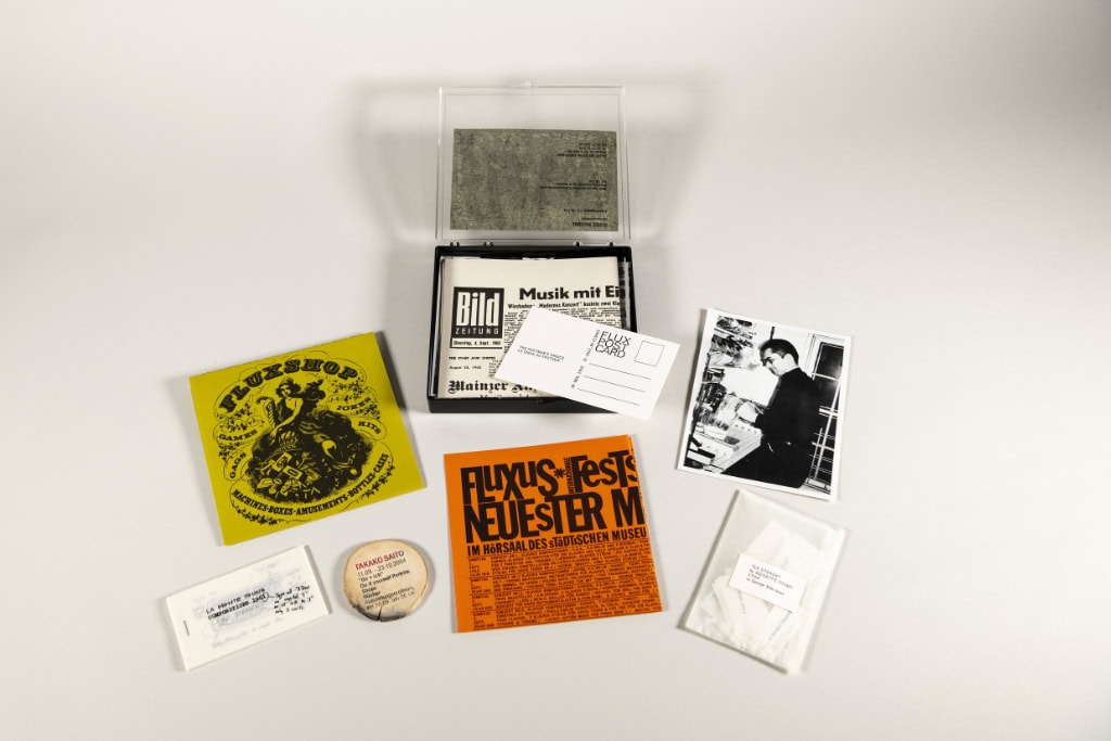 Zu sehen sind Gegenstände aus einer Ausstellung des Archivs der Avantgarden „Fluxuriös! Kunst und Anti-Kunst der 1960er bis 1990er Jahre“ in Dresden-Neustadt.