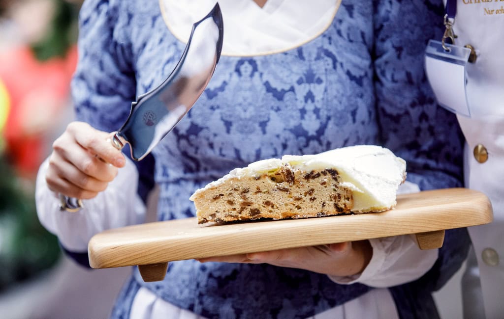 Zu sehen ist der Dresdner Christstollen, der jedes Jahr zur Weihnachtszeit auf dem Striezelmarkt verkauft wird.
