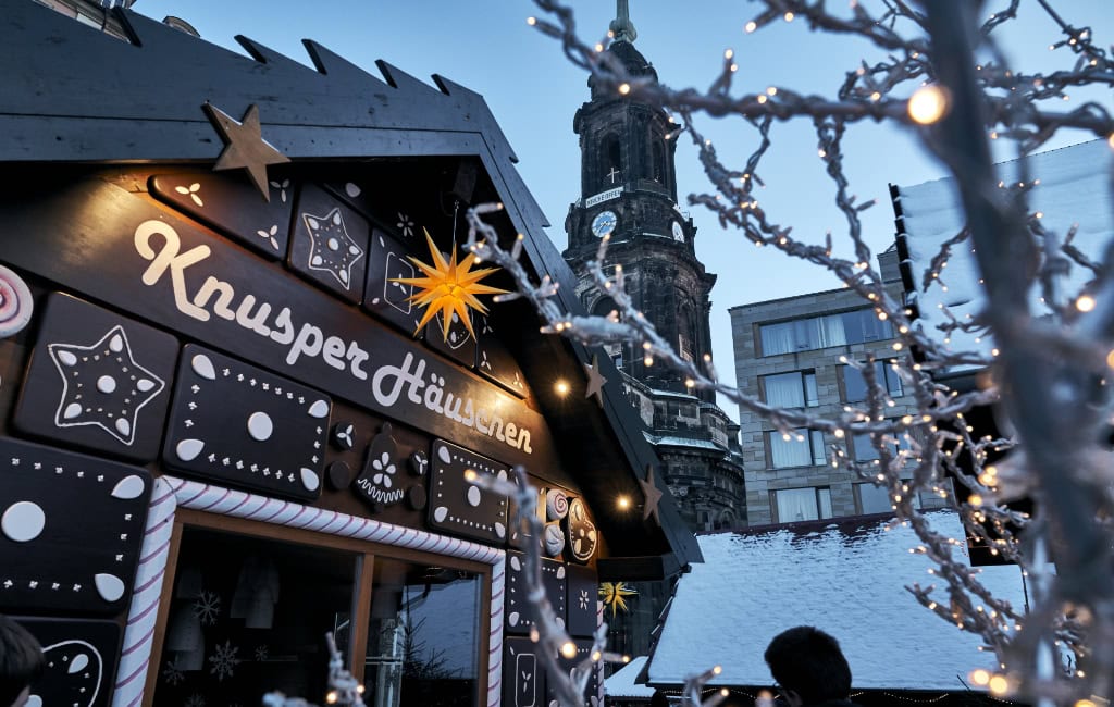 Der Striezelmarkt ist auch was für die Kids: Im Knusperhäuschen können sie Pfefferkuchen verzieren.