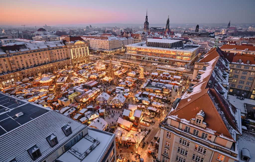 Dresdner Weihnachtsmarkt von oben: Mit 219 Ständen hat der Striezelmarkt Stollen, Glühwein und Handwerkskunst zu bieten.