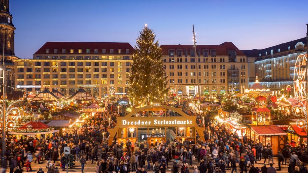 Ein Überblick des Dresdner Striezelmarkts - mit der 14,61 Meter hohen erzgebirgischen Stufenpyramide und dem weltgrößten begehbaren Schwibbogen.