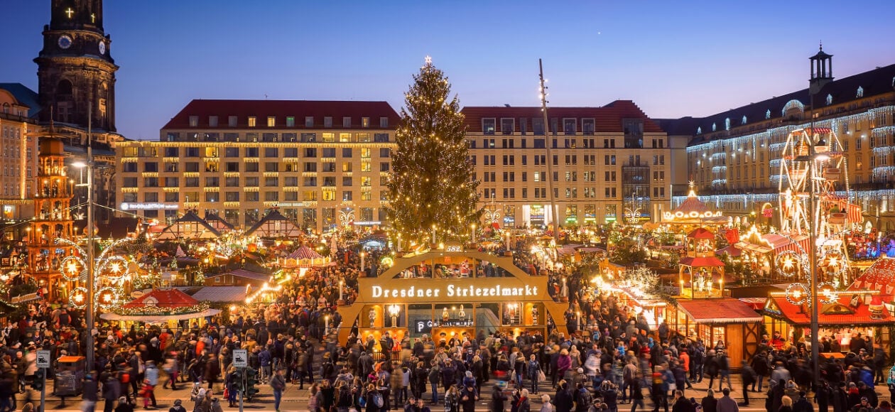 Ein Überblick des Dresdner Striezelmarkts - mit der 14,61 Meter hohen erzgebirgischen Stufenpyramide und dem weltgrößten begehbaren Schwibbogen.