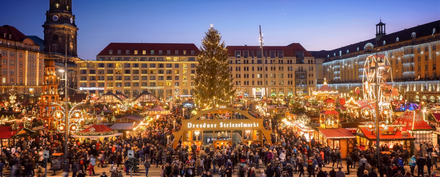 Ein Überblick des Dresdner Striezelmarkts - mit der 14,61 Meter hohen erzgebirgischen Stufenpyramide und dem weltgrößten begehbaren Schwibbogen.