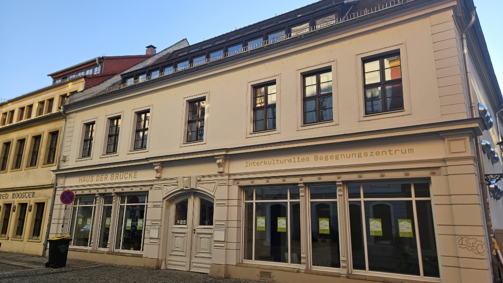 Das Haus der Brücke in Dresden-Neustadt von außen.