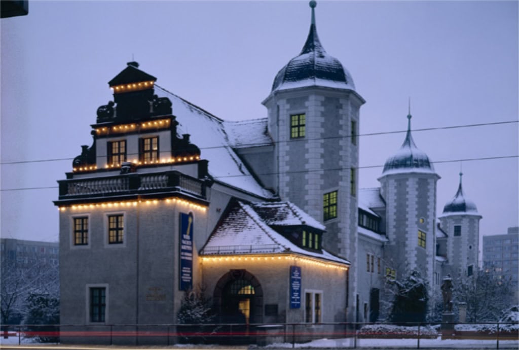 Zu sehen ist der Jägerhof in Dresden von außen im Winter.