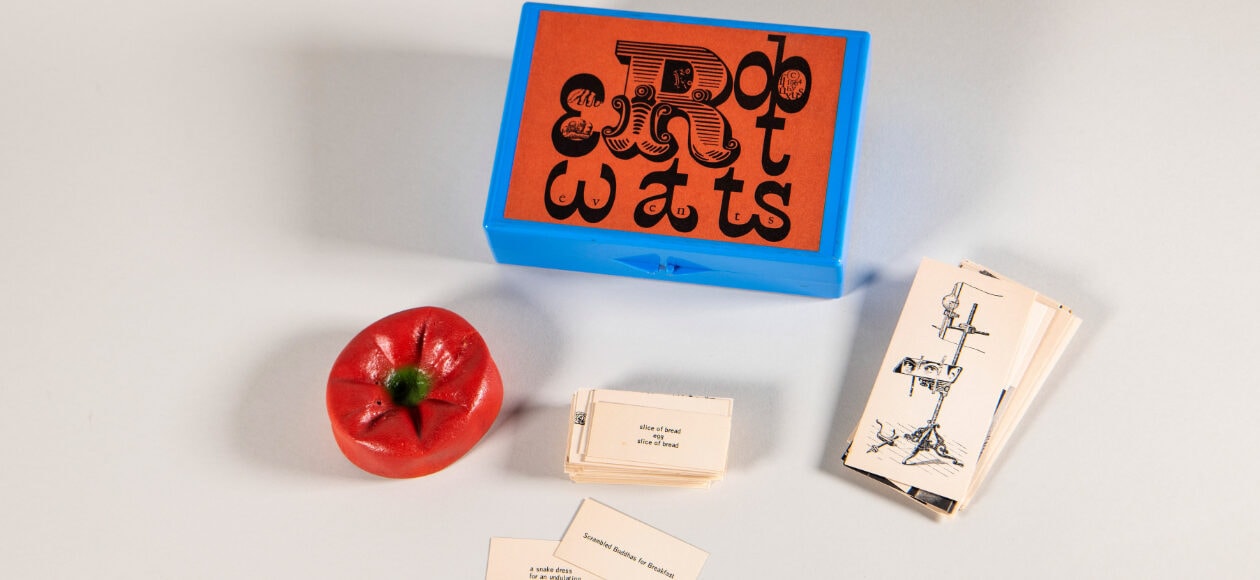 Verschiedene Gegenstände aus einer Ausstellung des Archivs der Avantgarden aus Dresden liegen auf einem weißen Hintergrund.