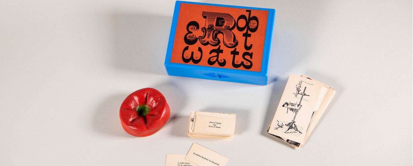 Verschiedene Gegenstände aus einer Ausstellung des Archivs der Avantgarden aus Dresden liegen auf einem weißen Hintergrund.