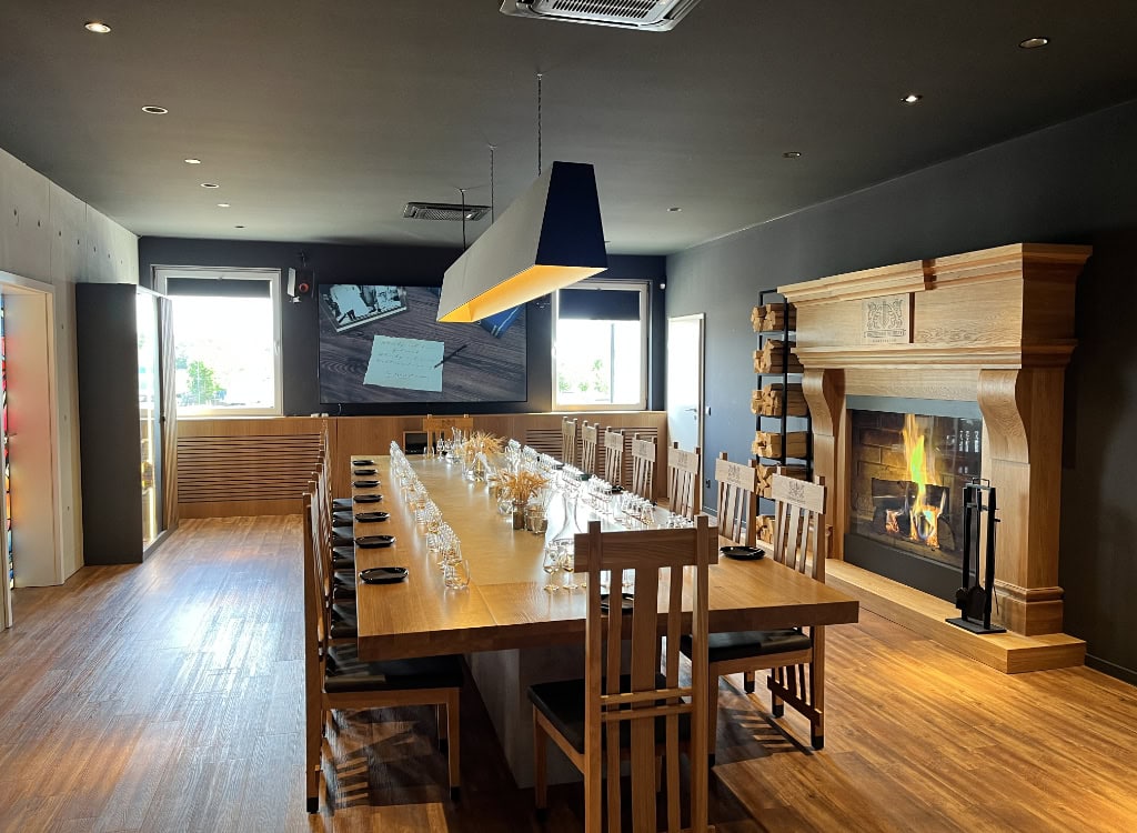 Whisky-Tasting der Dresdner Whisky Manufaktur (Hellinger 42). Zu sehen ist ein langer, massiver Holztisch, darauf platziert sind Gläser für die Verkostung.