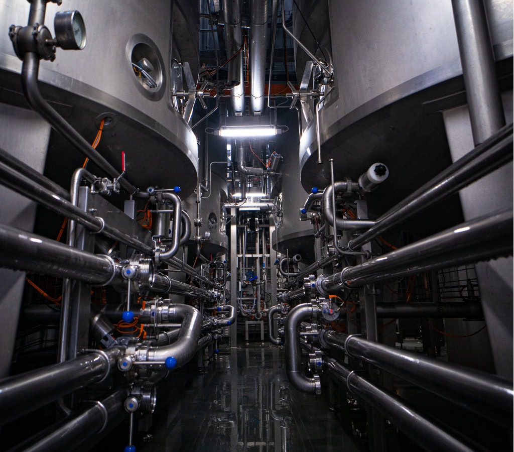 Die Brennerei der Dresdner Whisky Manufaktur: Zu sehen sind Maschinen, die zum Brennen des Whiskys genutzt werden.