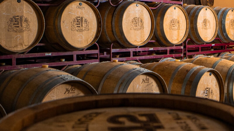 Zu sehen sind nebeneinander gelagerte Holzfässer der Dresdner Whisky Manufaktur.