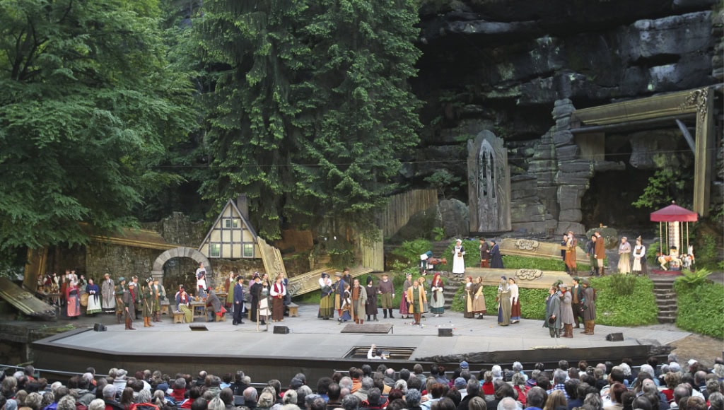Blick auf die Freiluftbühne in Rathenau, auf der gerade eine Szene von "Der Freischütz" aufgeführt wird. 