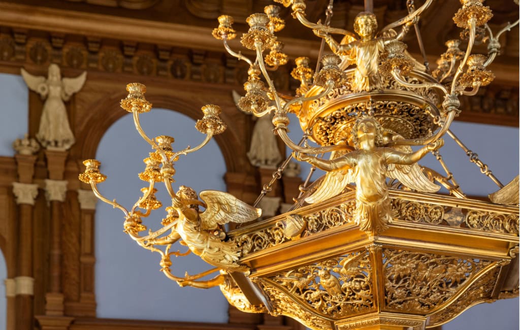 Nachaufnahme eines goldenen Kronleuchters