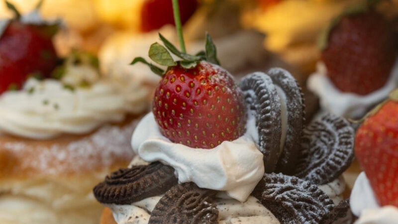 Gebäck, dekoriert mit Sahne, Oreo-Keks und einer Erdbeere