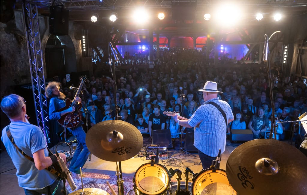 Open-Air-Bühnen und die Scheune des Klosterparks Altzella werden an zwei Tagen zur Bühne für zahlreiche Rock- und Blues-Acts.