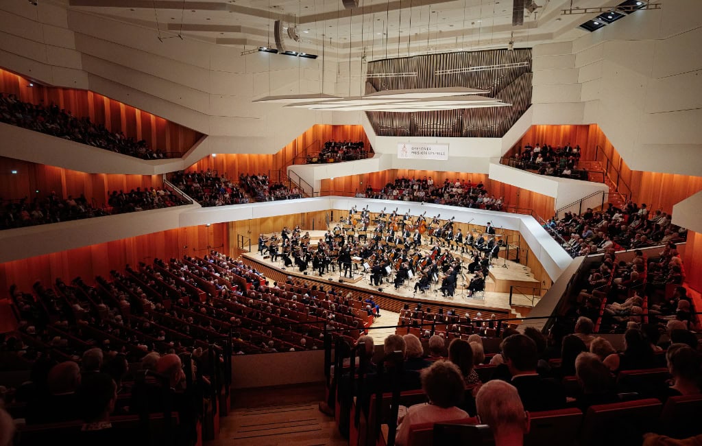 Der 49. Jahrgang der Dresdner Musikfestspiele steht unter dem Motto „Leichtigkeit des Seins“ und bringt Musik mit Comedy und Schauspiel zusammen.