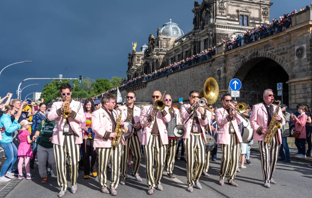 Jedes Jahr findet die Dixieland-Parade beim Jazz-Festival in Dresden statt. Dieses Jahr geht führt sie am 17. Mai durch die Innenstadt. 