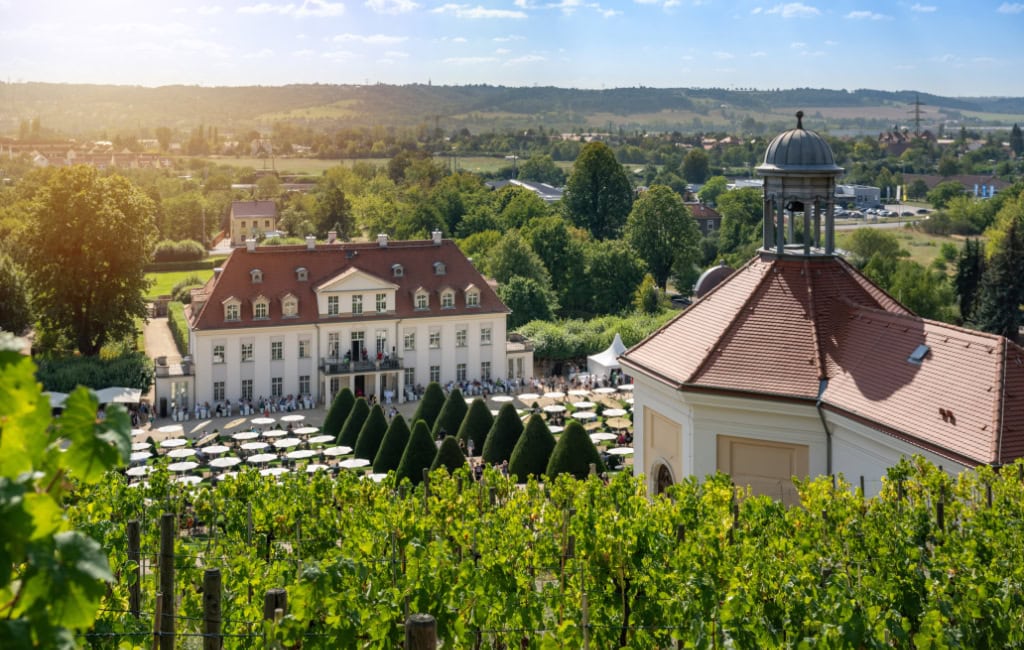 Im Schloss Wackerbath geht es im Mai um die Geschichte des Sekts: Bei "Sekt im Park" am 24. und 25. Mai.