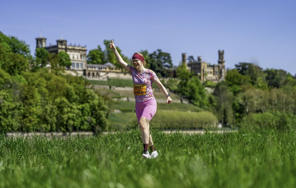 2026 gibt es viele Sportveranstaltungen in Dresden: Wie den Oberelbe-Marathon, bei dem man an Sehenswürdigkeiten wie Dresdner Schlössern vorbeiläuft.