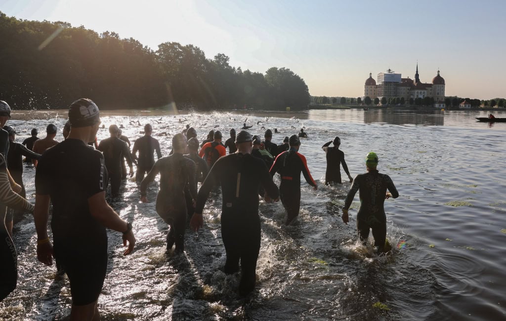 Der Schlosstriathlon Moritzburg ist einer der härtesten Sportveranstaltungen in Dresden: Schwimmen, Fahrradfahren und Laufen vereint.
