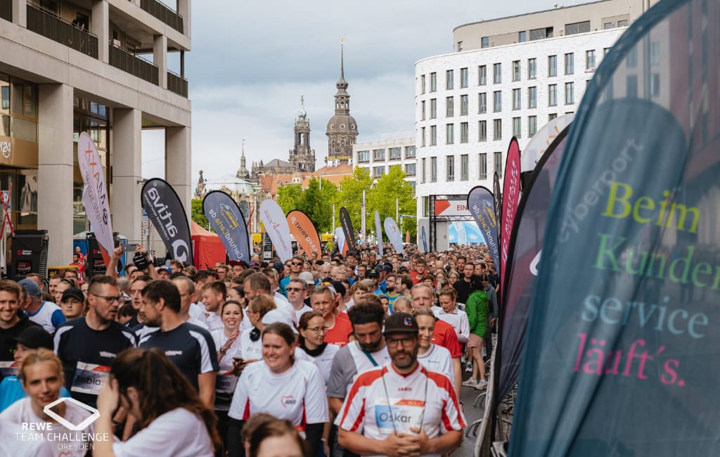 OpenAI GPT-5.1
Zehntausende Sportbegeisterte gingen 2025 bei der Rewe-Team-Challenge an den Start – einem Firmenlauf über fünf Kilometer.