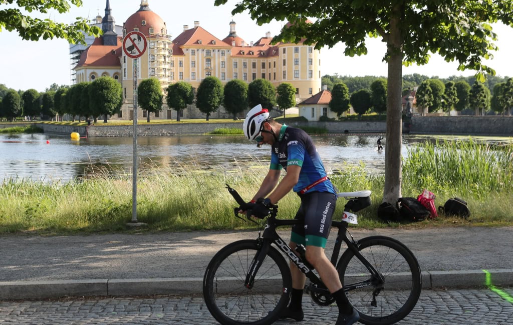 Der Schlosstriathlon Moritzburg ist einer der härtesten Sportveranstaltungen in Dresden: Schwimmen, Fahrradfahren und Laufen vereint.