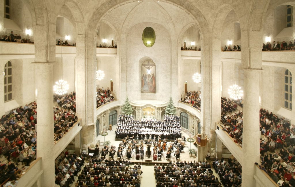 Konzert mit großem Chor und Orchester im hellen Innenraum der Kreuzkirche Dresden, umgeben von vollen Emporen.