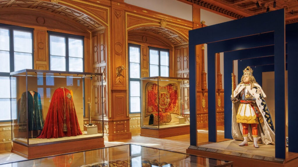 Königliche Gewänder und Krönungsmantel in Vitrinen, blauer Saal mit Rahmen im Residenzschloss Dresden Ausstellung