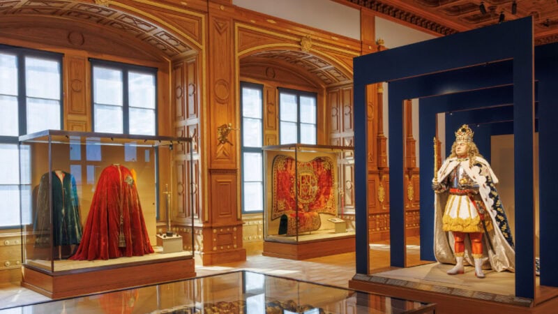 Königliche Gewänder und Krönungsmantel in Vitrinen, blauer Saal mit Rahmen im Residenzschloss Dresden Ausstellung