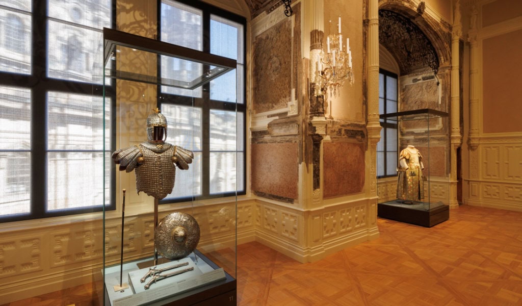 Silberne Kettenrüstung mit Schild in Vitrine, historischer Prunkraum mit Fenstern in der Residenzschloss Dresden Ausstellung  