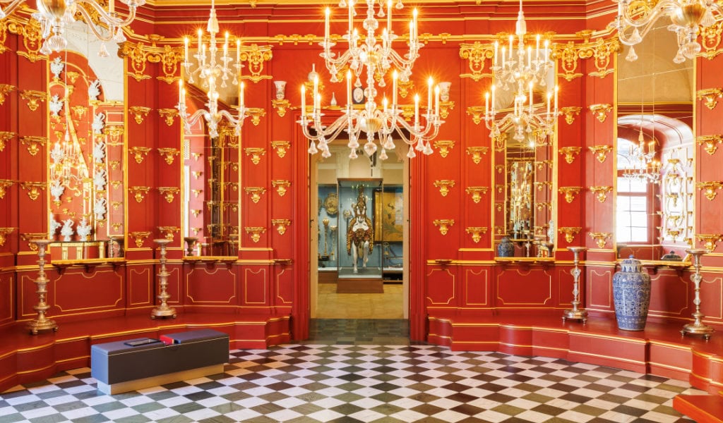 mit goldenen Verzierungen, Kronleuchtern und schwarz-weißem Boden in der Residenzschloss Dresden