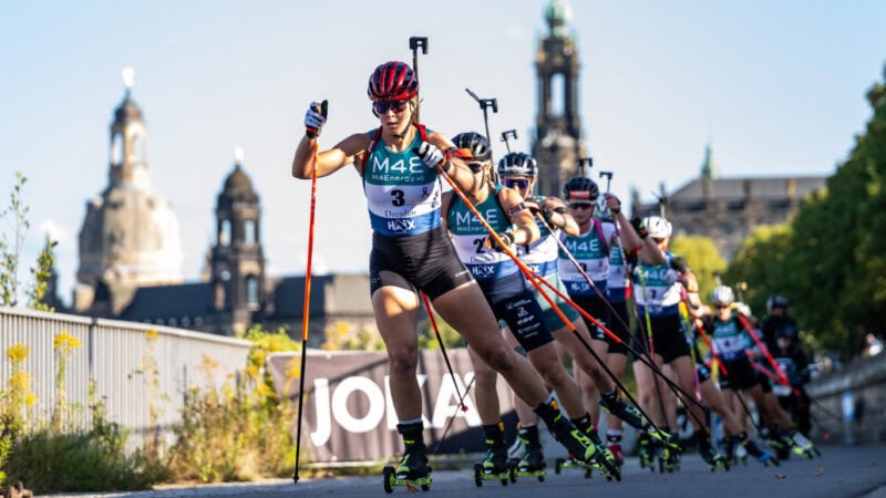 Sportlerinnen, darunter Karoline Offigstad, beim City Biathlon Dresden 2025.