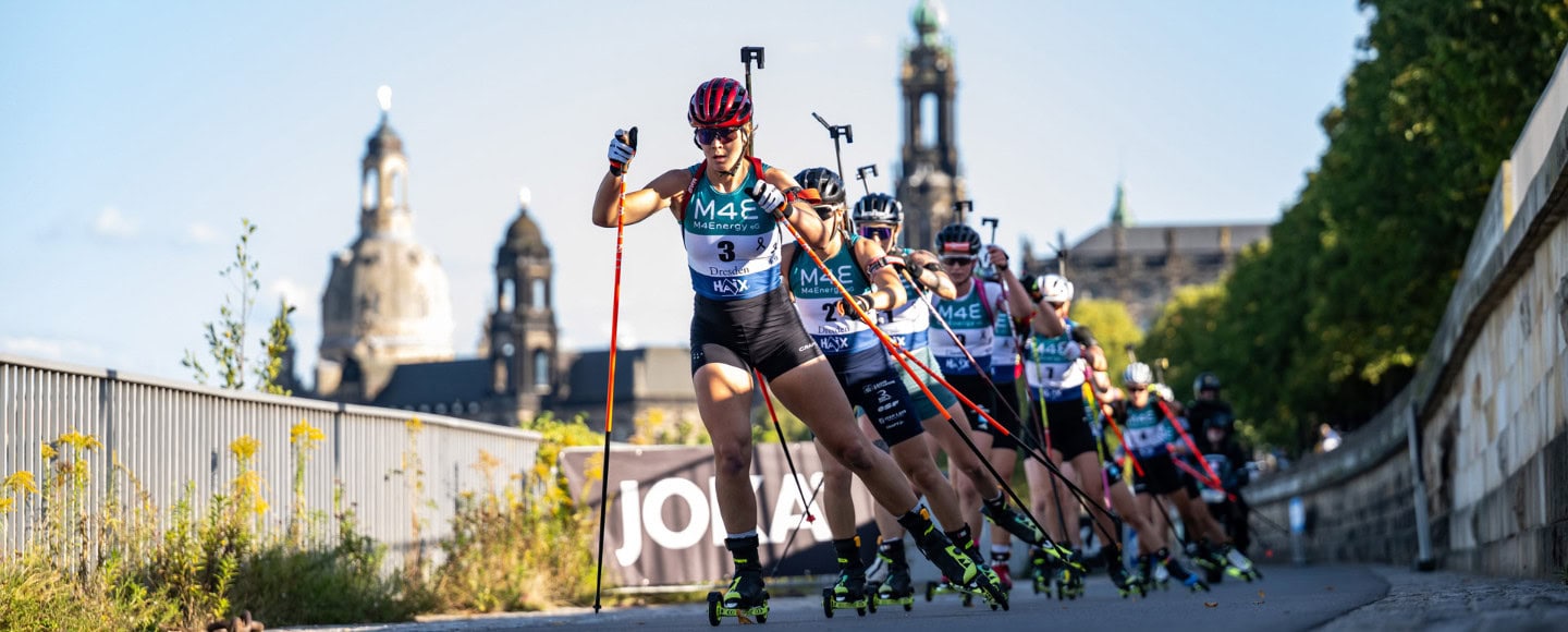 Sportlerinnen, darunter Karoline Offigstad, beim City Biathlon Dresden 2025.