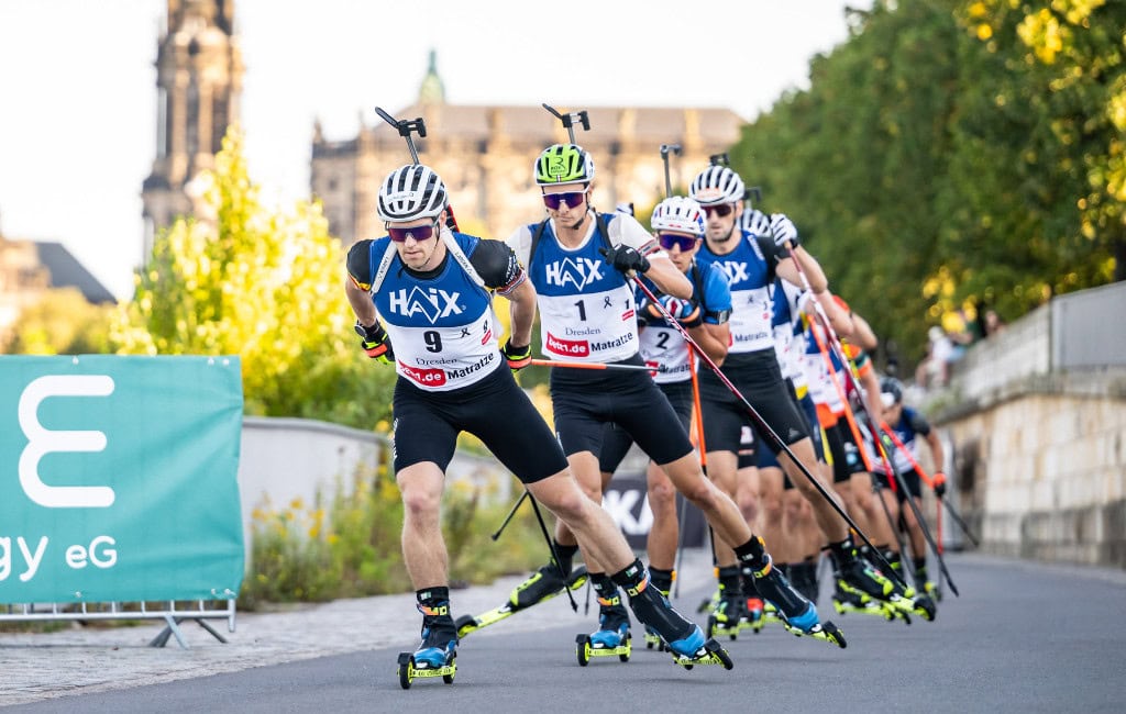 Sportler laufen auf Rollskiern beim City Biathlon in Dresden 2025.